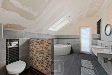 Tageslichtbad | Eckbadewanne | WC Gro�z�giges Wohnhaus | W�rmepumpe | energieeffizient | gehobene Ausstattung | Garten