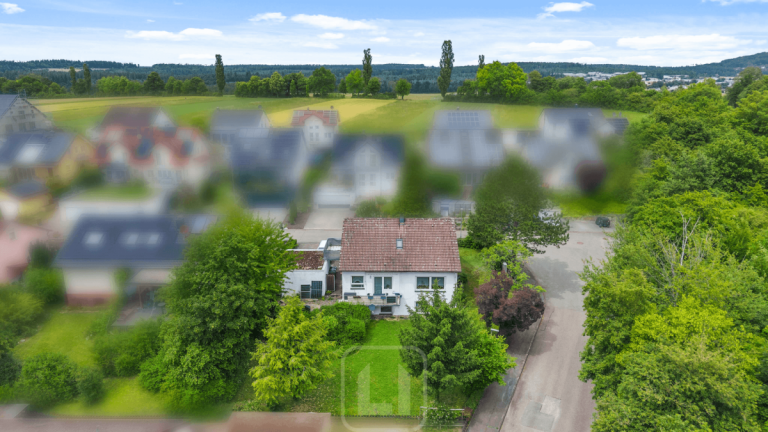 Drohnenaufnahme Calw Zweifamilienhaus Zweifamilienwohnhaus auf gro�z�gigem Eckgrundst�ck | Vielseitige Wohnperspektiven | Doppelgarage