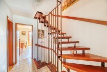 Flur OG | Treppe ins DG Charmantes Reihenmittelhaus im Herzen G�rtringens | 5,5 Zimmer | Kleiner Garten | 2 Balkone
