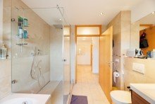 ...einer begehbaren Dusche... Architektonisches & energetisches Meisterwerk in Toplage!