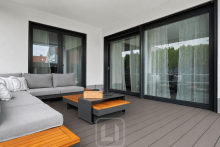 Holzterrasse mit Wohlf�hlatmosph�re Familienfreundlicher Bungalow mit Pool | 2 Etagen | Doppelgarage & Stellpl�tze