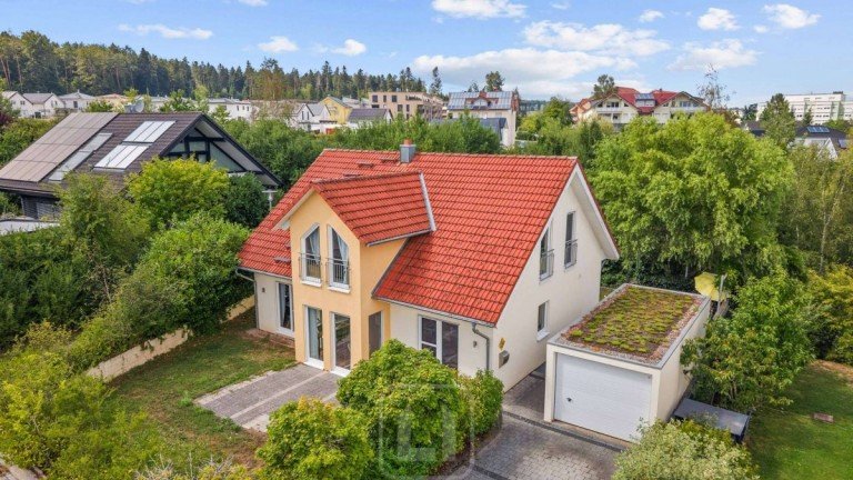 Attraktives Erscheinungsbild Calw Einfamilienhaus Wohnen mit WOW-Effekt: Exklusives KfW-60-Einfamilienhaus mit Gartenidylle, Glaskamin & W�rmepumpe