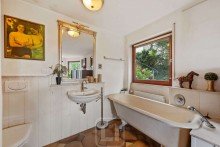 Badewanne | Waschbecken | WC Exklusives Wohnensemble in traumhafter Feldrandlage | Einliegerwohnung & Naturpanorama inklusive