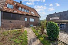 Westansicht Gro�z�gige Doppelhaush�lfte | viel Potential | 2-3 Wohneinheiten m�glich | Werkstatt | Doppelgarage