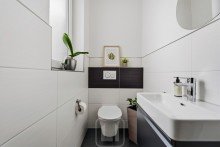 G�ste-WC mit Fenster Familienfreundlicher Bungalow mit Pool | 2 Etagen | Doppelgarage & Stellpl�tze