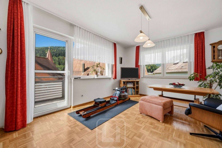 Wohnzimmer | Ausgang Balkon Zweifamilienhaus Wildbad