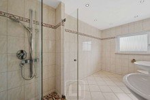 1. OG | 2 Waschtische | Dusche Gro�z�giges Einfamilienhaus | 205 m� WoFl. | Traumgarten & Terrasse | 2 Garagen