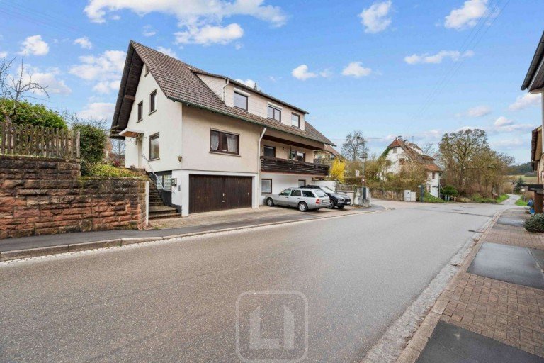 West-Ansicht Ebhausen Zweifamilienhaus Ihr vielf�ltiges 2-Familienhaus mit au�ergew�hnlichem Grundst�ck & gro�em Entwicklungspotenzial