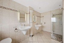 1. OG | Tageslichtbad Gro�z�giges Einfamilienhaus | 205 m� WoFl. | Traumgarten & Terrasse | 2 Garagen