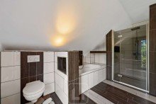 Stilvoll gestaltet Wohnen mit WOW-Effekt: Exklusives KfW-60-Einfamilienhaus mit Gartenidylle, Glaskamin & W�rmepumpe