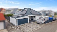 S�d-Ost Ansicht Familienfreundlicher Bungalow mit Pool | 2 Etagen | Doppelgarage & Stellpl�tze