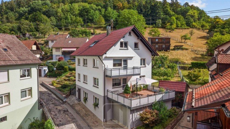 Einziehen und Wohlf�hlen Wildbad Zweifamilienhaus Wohnen mit Stil & Substanz: Au�ergew�hnlich gepflegtes Zweifamilienhaus mit gro�z�gigem Raumangebot