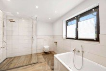 Ger�umige Dusche | Wanne | WC Ihr vielf�ltiges 2-Familienhaus mit au�ergew�hnlichem Grundst�ck & gro�em Entwicklungspotenzial