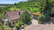 Garagenzufahrt Exklusives Wohnensemble in traumhafter Feldrandlage | Einliegerwohnung & Naturpanorama inklusive