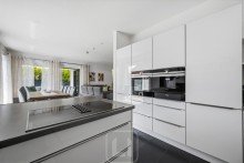 Inklusive hochwertigen Einbauger�ten Familienfreundlicher Bungalow mit Pool | 2 Etagen | Doppelgarage & Stellpl�tze