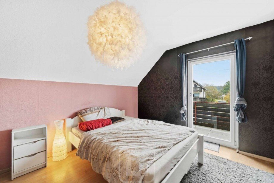 DG | Schlafzimmer 1 | Balkon Zweifamilienhaus Ebhausen