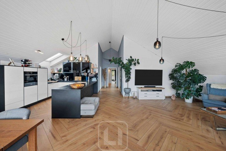 Offenes Wohnambiente Calw Dachgeschosswohnung Gro�z�gige 5-Zimmer-Wohnung | exzellente Raumaufteilung | lichtdurchflutet | 2 Stellpl�tze