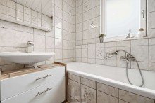 DG | Badezimmer mit Wanne Ihr vielf�ltiges 2-Familienhaus mit au�ergew�hnlichem Grundst�ck & gro�em Entwicklungspotenzial