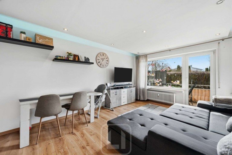 Freundliche Atmosph�re Calw Wohnung Modernisierte 3-Zimmer-Wohnung & Hobbyraum mit Duschbad | Balkon, Stellplatz & Gemeinschaftsgarten