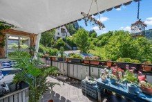 Gro�z�giger Balkon Gepflegtes Mehrfamilienhaus mit 5 Wohneinheiten in ruhiger Wohnlage