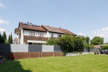 Hausansicht S�d-West Charmantes Reihenmittelhaus im Herzen G�rtringens | 5,5 Zimmer | Kleiner Garten | 2 Balkone