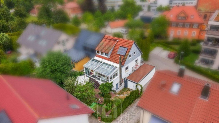 Gartenseite mit Wintergarten Nagold Doppelhaush�lfte Zentral in Nagold | Doppelhaush�lfte mit Garten | Wintergarten | vielseitigen Wohnbereichen