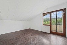 Schlafzimmer 2 | Balkonzugang Exklusives Wohnensemble in traumhafter Feldrandlage | Einliegerwohnung & Naturpanorama inklusive
