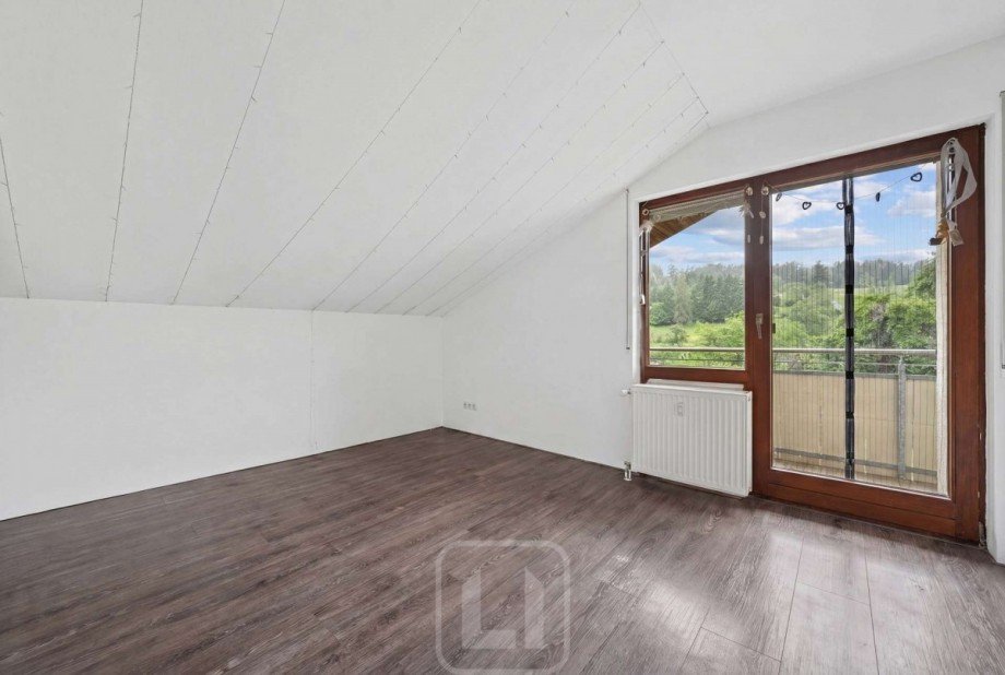 Schlafzimmer 2 | Balkonzugang Einfamilienhaus Simmozheim