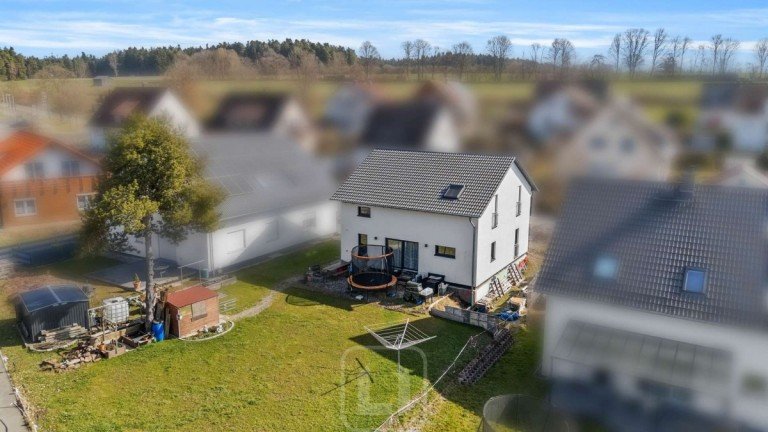 Nordwestansicht Oberreichenbach Einfamilienhaus Gro�z�giges Wohnhaus | W�rmepumpe | energieeffizient | gehobene Ausstattung | Garten