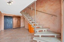 EG | Treppenaufgang Gro�z�giges Einfamilienhaus | 205 m� WoFl. | Traumgarten & Terrasse | 2 Garagen