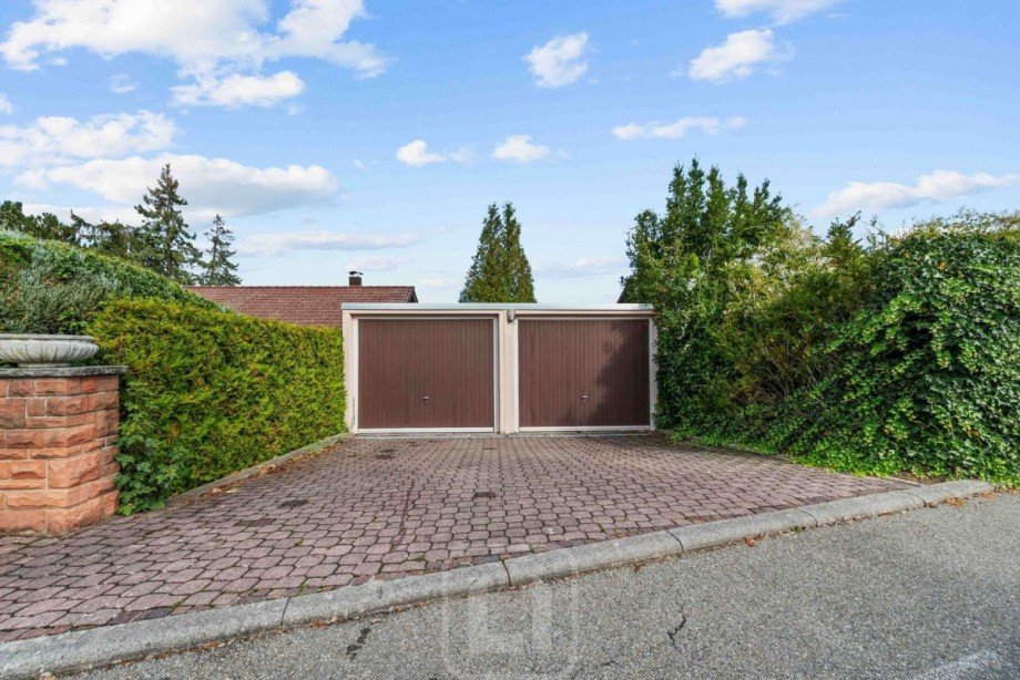2 Garagen & Stellpl�tze davor Einfamilienhaus Ostelsheim