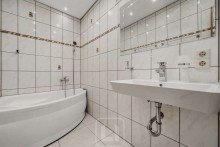 Badezimmer Eindrucksvolles Wohnensemble | Hochwertige 5-Zimmer-Wohnung | EBK & Lift | Balkon | Garage