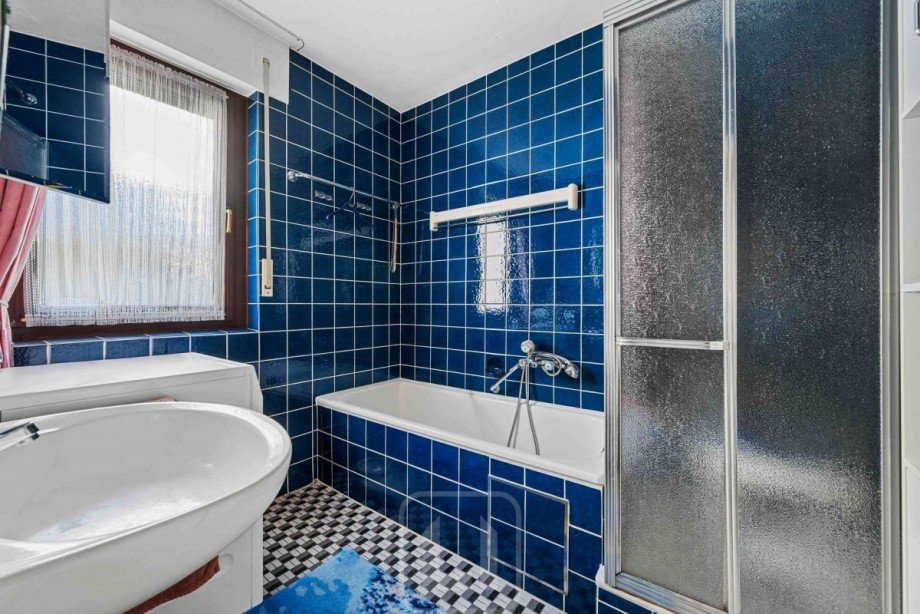 1. OG | Tageslicht-Badezimmer Mehrfamilienhaus Bad Wildbad