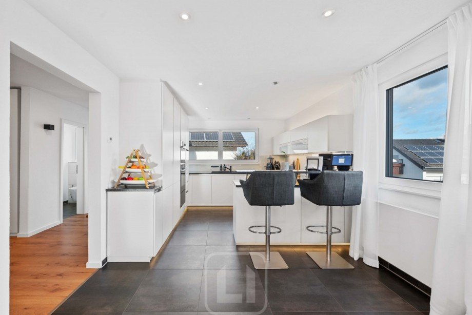 Moderne Einbauk�che | Theke Einfamilienhaus Tiefenbronn