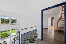 Gepflegtes Treppenhaus Lichtdurchflutete Maisonette-Whg. mit 115 m� Wohnfl�che + 42 m� im DG | S�dbalkon | Garage