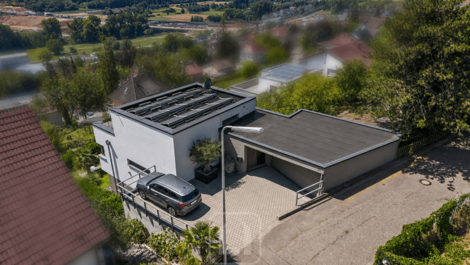 Flachdach mit PV-Anlage Einfamilienhaus Niefern-�schelbronn