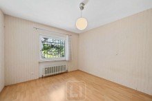 1. OG | Zimmer 1 Gro�z�giges Einfamilienhaus | 205 m� WoFl. | Traumgarten & Terrasse | 2 Garagen