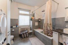 ...Duschwanne, Toilette... Bezaubernde Erdgeschosswohnung in zentraler Lage