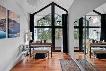 Giebelhohe Fenster mit Ausgang zur Loggia Gro�z�gige 5-Zimmer-Wohnung mit exzellenter Raumaufteilung, Licht, Weite und Komfort | Stellplatz