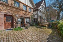 Befestigter Vorplatz | Hauseingang | Eingang Einliegerwohnung Zauberhaftes, denkmalgesch�tztes Fachwerkhaus  | renovieren & neu erstrahlen lassen