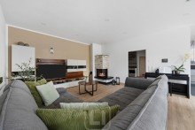 Wohnzimmer | Kamin Familienfreundlicher Bungalow mit Pool | 2 Etagen | Doppelgarage & Stellpl�tze