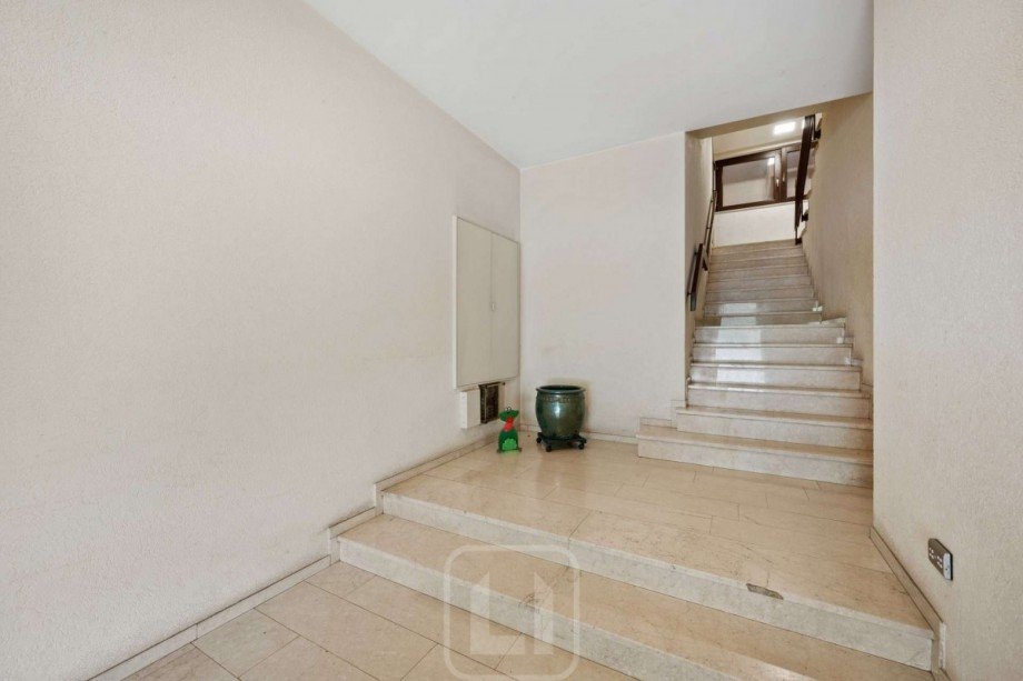 Gepflegtes Treppenhaus Dachgeschosswohnung Neuenb�rg