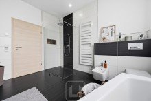 Dusche| WC | Bidet Familienfreundlicher Bungalow mit Pool | 2 Etagen | Doppelgarage & Stellpl�tze