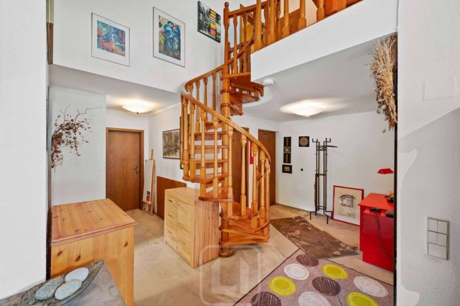 Platzsparende Wendeltreppe Dachgeschosswohnung Neuenb�rg