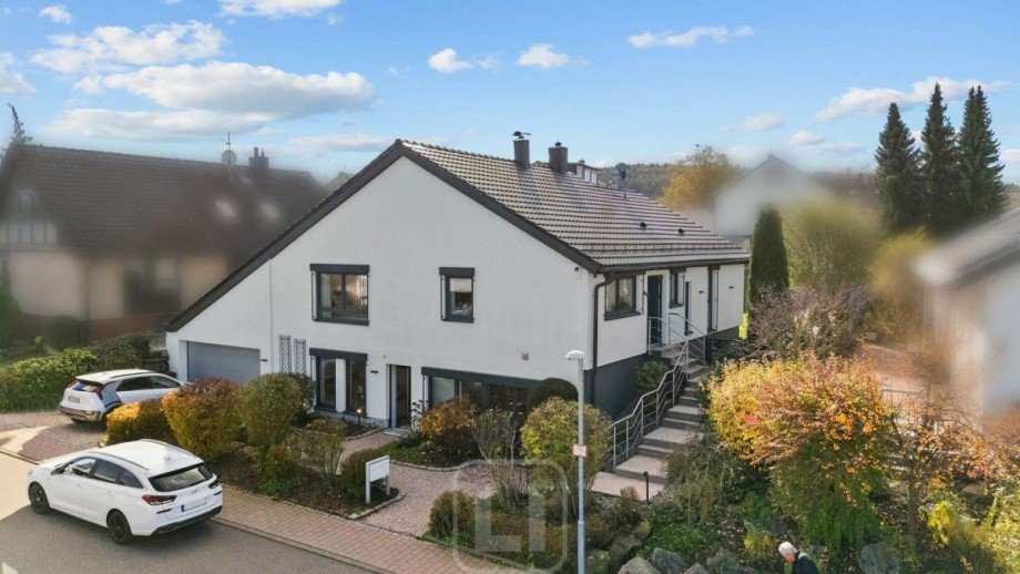 Geschmackvoller Vorgarten Einfamilienhaus Tiefenbronn