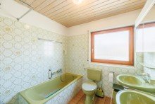 Tageslichtbad mit Wanne, ... Charmantes Reihenmittelhaus im Herzen G�rtringens | 5,5 Zimmer | Kleiner Garten | 2 Balkone