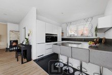 Moderne K�che Familienfreundlicher Bungalow mit Pool | 2 Etagen | Doppelgarage & Stellpl�tze