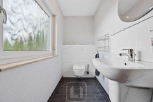 EG | G�ste-WC Gro�z�giges Einfamilienhaus | 205 m� WoFl. | Traumgarten & Terrasse | 2 Garagen