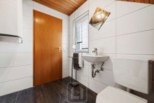 Tageslichtbad Wohnen mit Stil & Substanz: Au�ergew�hnlich gepflegtes Zweifamilienhaus mit gro�z�gigem Raumangebot