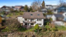 S�d-Ansicht Zweifamilienwohnhaus voller Charme | Traumhafte Aussicht | Gr�ner Garten | Pure Lebensfreude